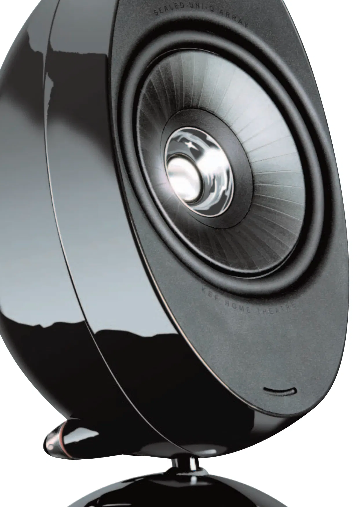 צילום תקריב של חזית הרמקול המעוצב Kef SP3588 