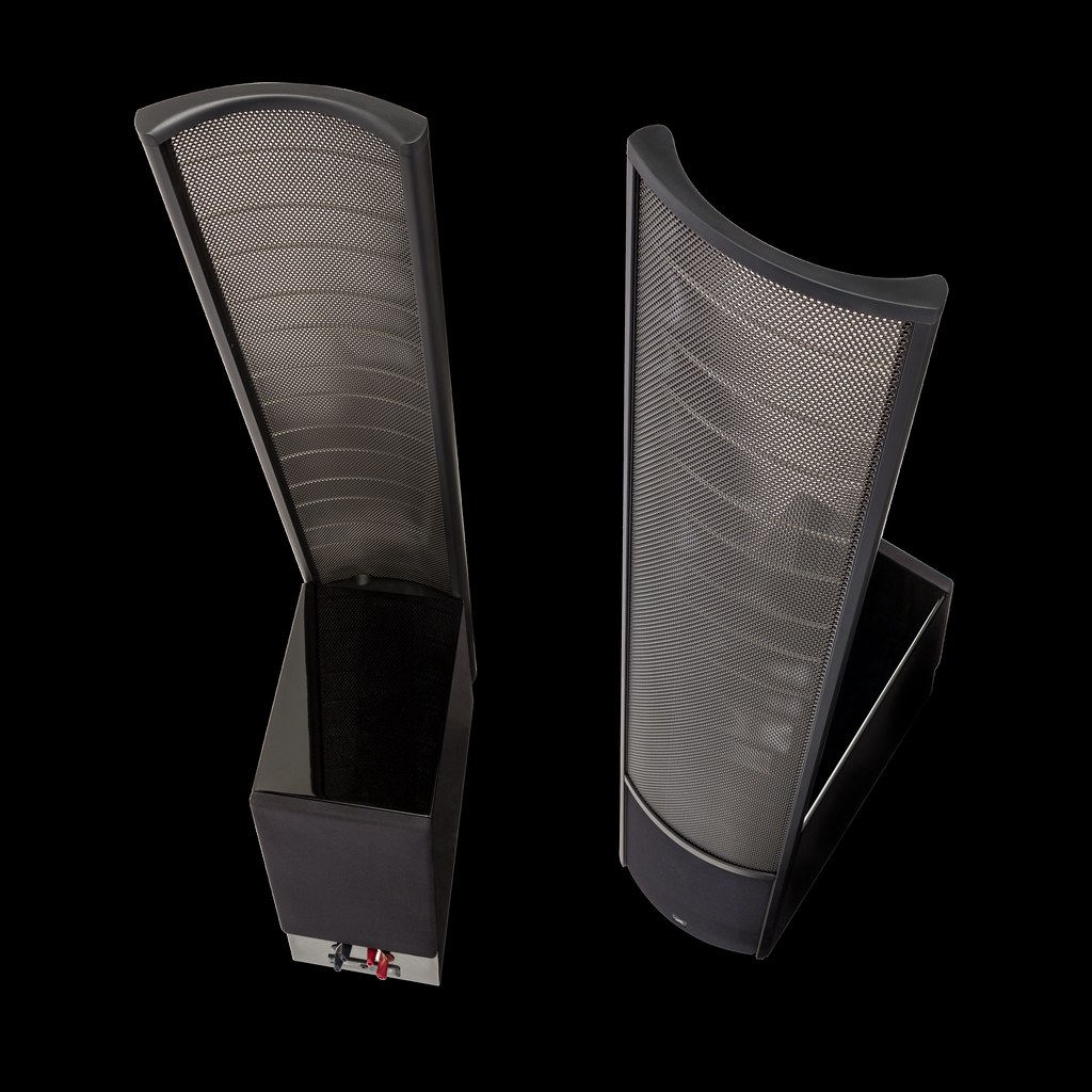 זוג רמקולים מרטין לוגן Martin Logan ElectroMotion ESL X מצולמים מלמעלה כאשר אחד הפוך לשני