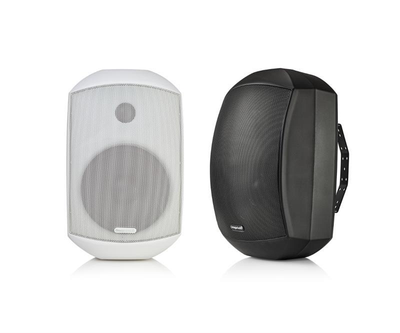 רמקולים לחצר אומגה אודיו Omega Audio Sole AW525 עומדים אחד על יד השני אחד בשחור והשני בלבן 