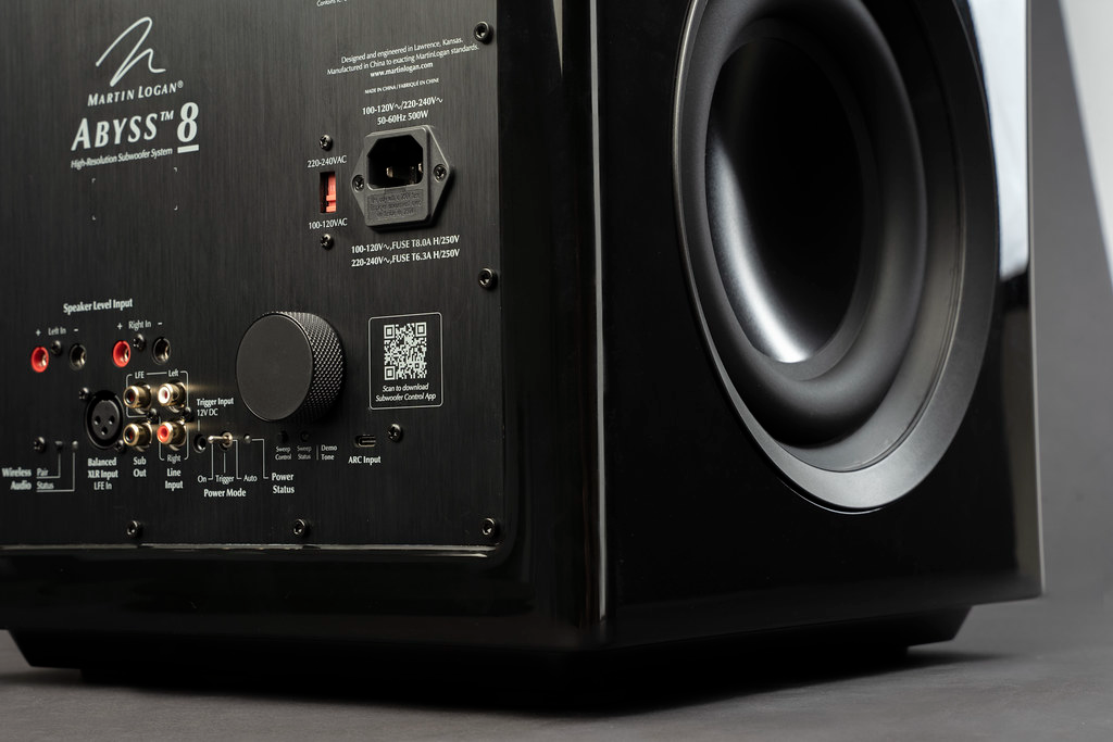 סאב וופר מרטין לוגן Martin Logan Abyss 8 בצילום תקריב של הוופר עם פנל החיבורים האחורי