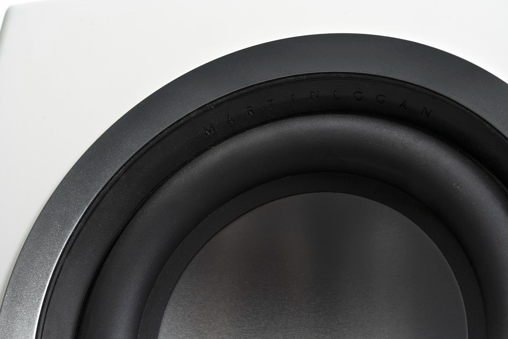 סאב וופר מרטין לוגן Martin Logan Abyss 8 בצילום תקריב של הוופר עם טבעת הגומי שלוס