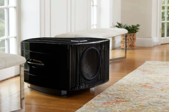 סאב וופר אקטיבי היי אנד Hi End Reference REL No.32 מונח בסלון בייתי ונעים על יד שטיח לבן ועל ריצפת עץ