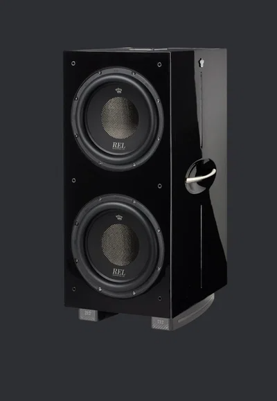 סאב וופר רל REL 212 Black Label מול מצלמה בזוית על רקע אפור