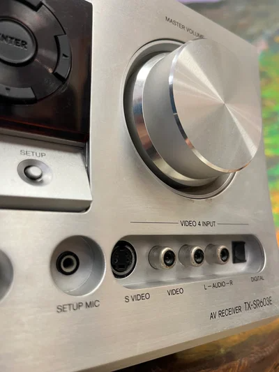 רסיבר קולנוע סטריאו אונקיו בהזדמנות Onkyo TX-SR603 בזום אין על כפתור העוצמה