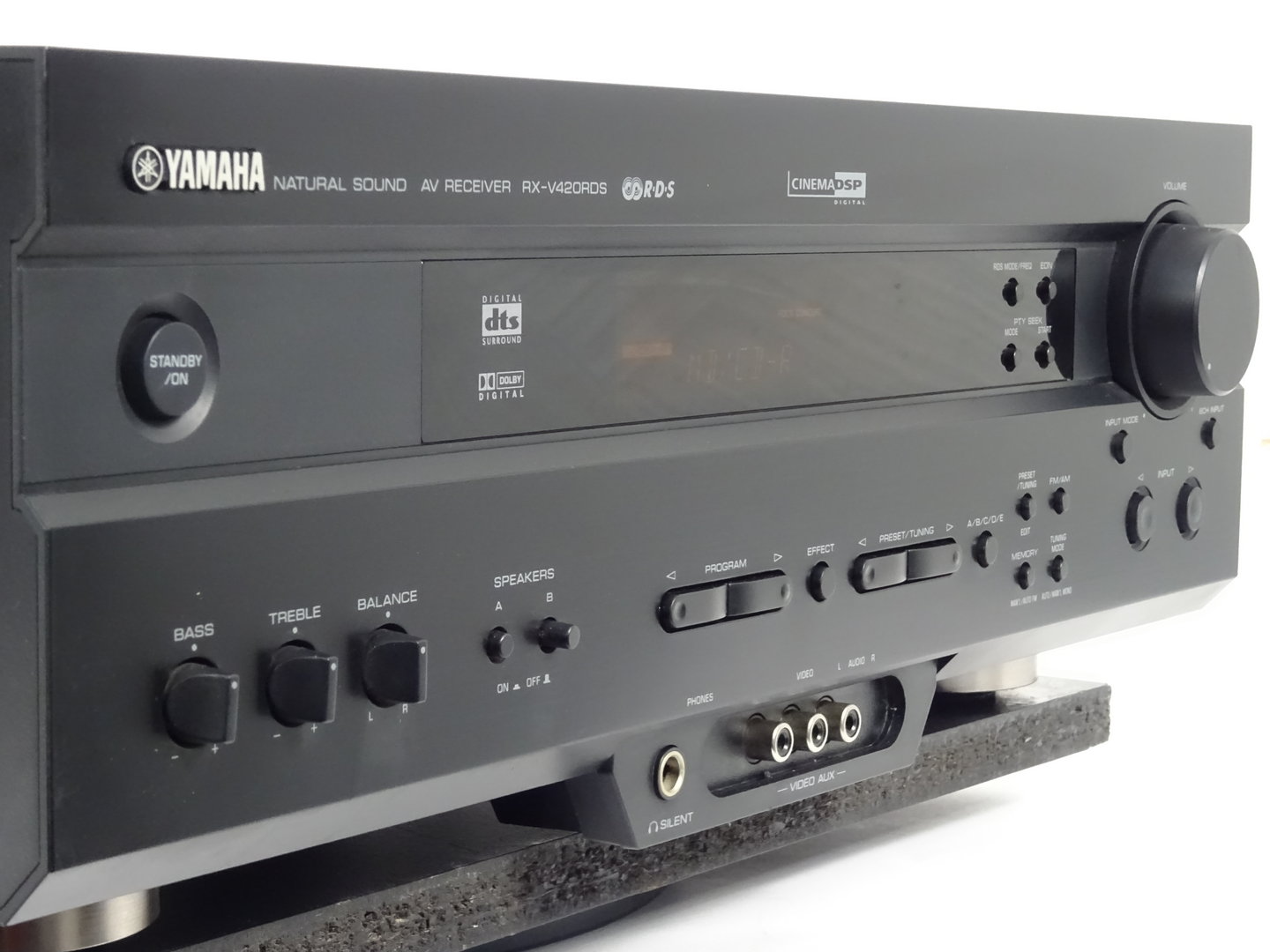 רסיבר סטריאו קולנוע 5.1 ימהה Yamaha RX-V420 בצילום קרוב וזוויתי
