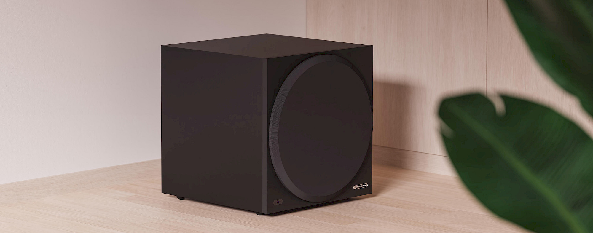 סאב וופר מוניטור אודיו ֿMonitor Audio - Vestra W15 בצבע שחור מונח על רצפה בסלון בזווית מול המצלמה