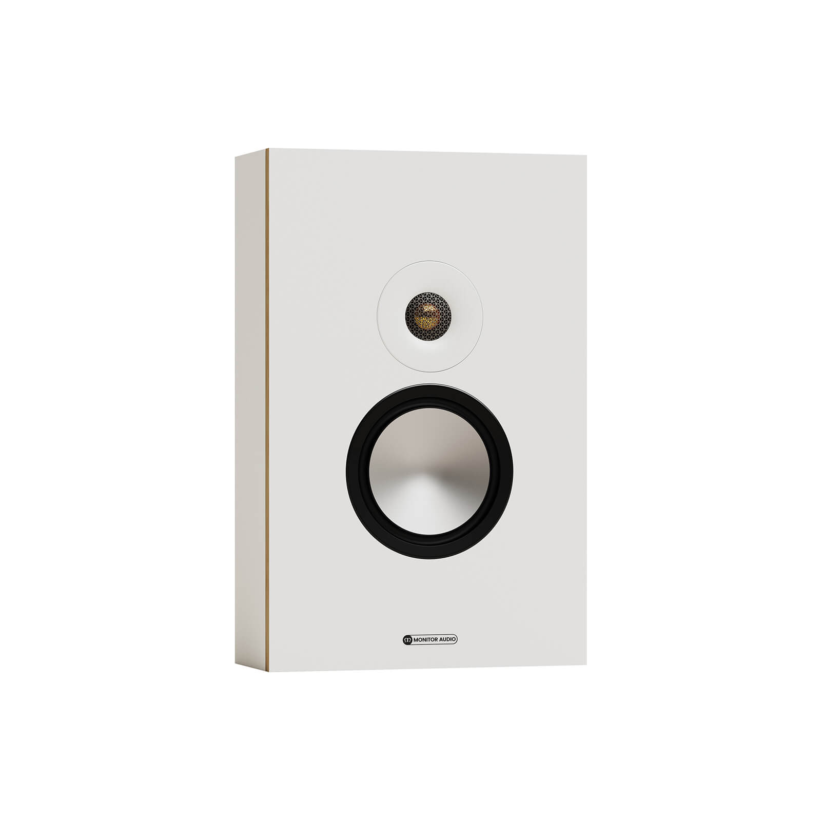 רמקול שטוח צמוד קיר מוניטור אודיו Monitor Audio Bronze On-Wall 7G בצבע לבן ללא גריל עומד חזיתית וקצת בזווית מול המצלמה