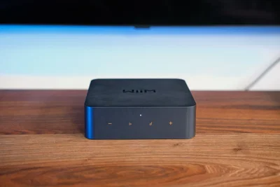 סטרימר אודיו ווים פרו פלוס WiiM Pro Plus בצילום חזיתי מונח על שידה
