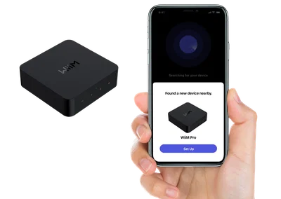 סטרימר אודיו ווים פרו פלוס WiiM Pro Plus מצולם על יד אייפון עם אפליקציית השליטה מותקנת בו