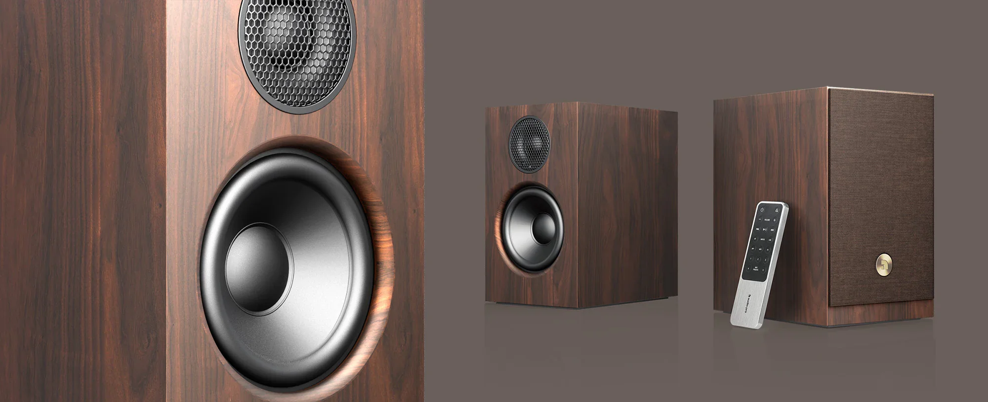 רמקולים אלחוטיים חכמים אודיו פרו Audio Pro A28 עומדים בכמה פוזיציות אחד קרוב ושניים רחוקים מאחורה