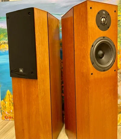 רמקולים רצפתיים JBL XTi40 בצבע עץ מבריק עומדים ללא גריל זה לצד זה במעט זוית פתוחה