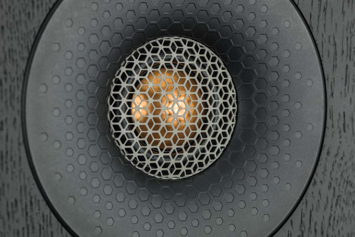 רמקולים רצפתיים מוניטור אודיו Monitor Audio Bronze 300 7G בצילום תקריב קיצוני על הטוויטר