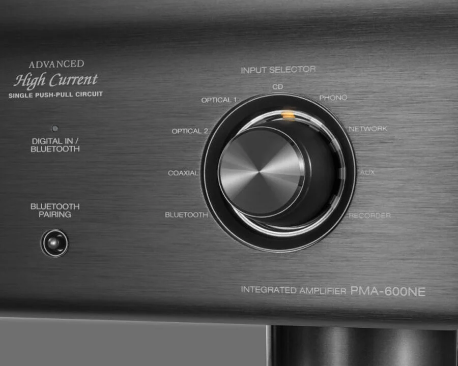 מגבר סטריאו משולב דנון Denon PMA-600NE בצילום תקריב על כפתור בורר הכניסות