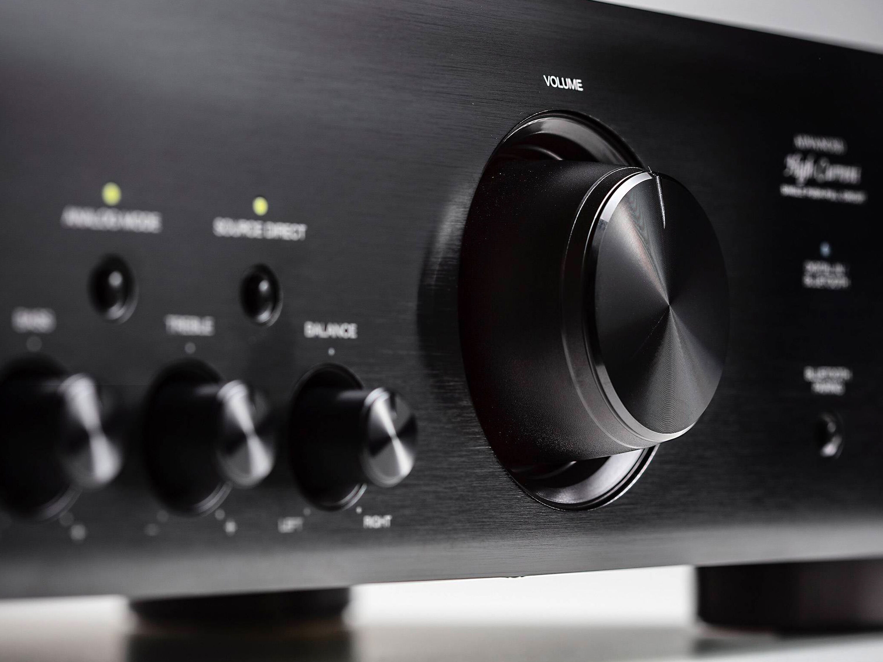מגבר סטריאו משולב דנון Denon PMA-600NE בצילום תקריב צדדי על חזית המכשיר