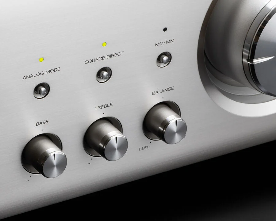 מגבר סטריאו דנון Denon PMA-3000NE בצילום תקריב על כפתואי טון הצליל