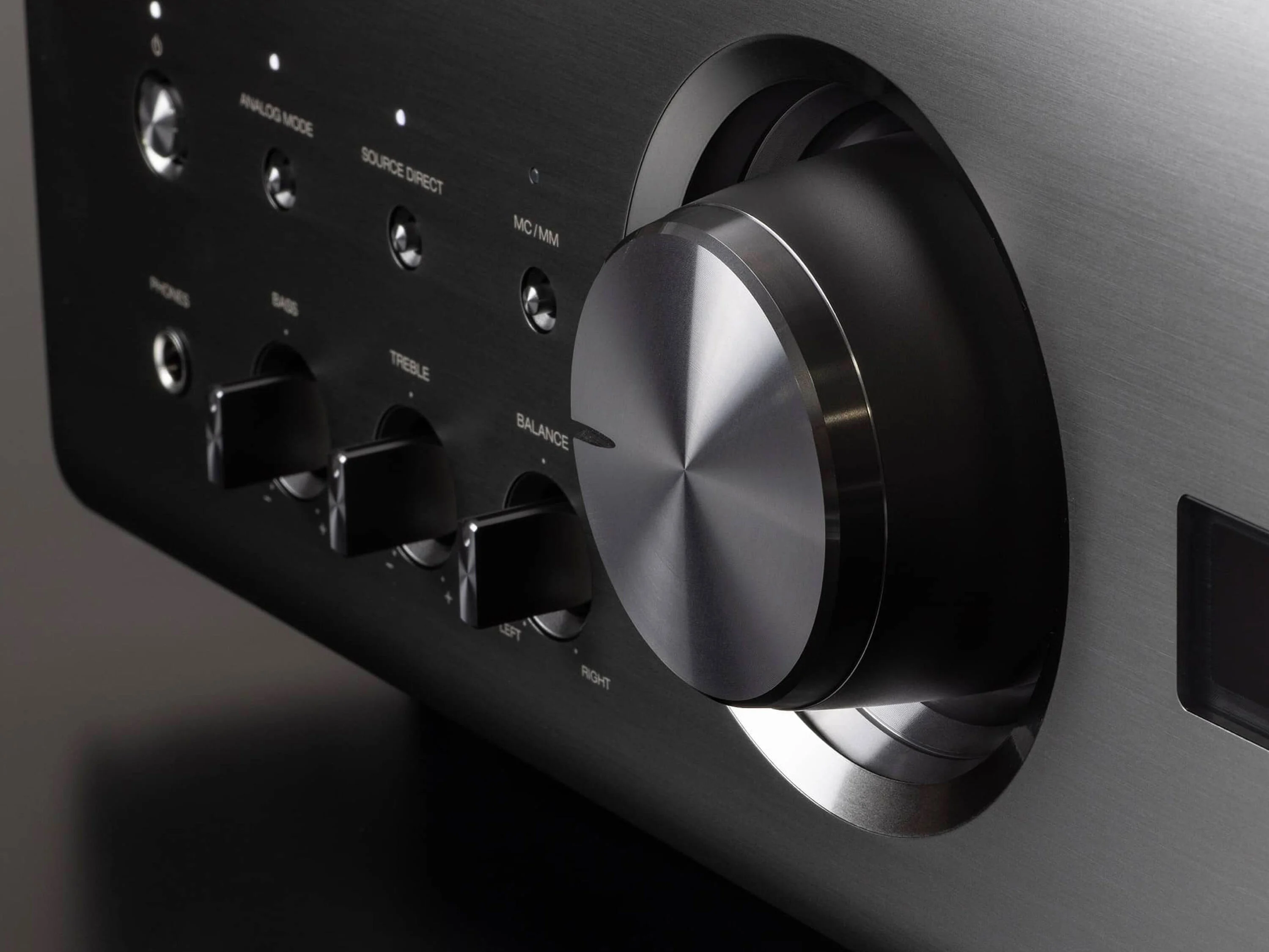 מגבר סטריאו Hi End דנון Denon PMA-A110 בצילום תקריב צדדי על חזית המכשיר