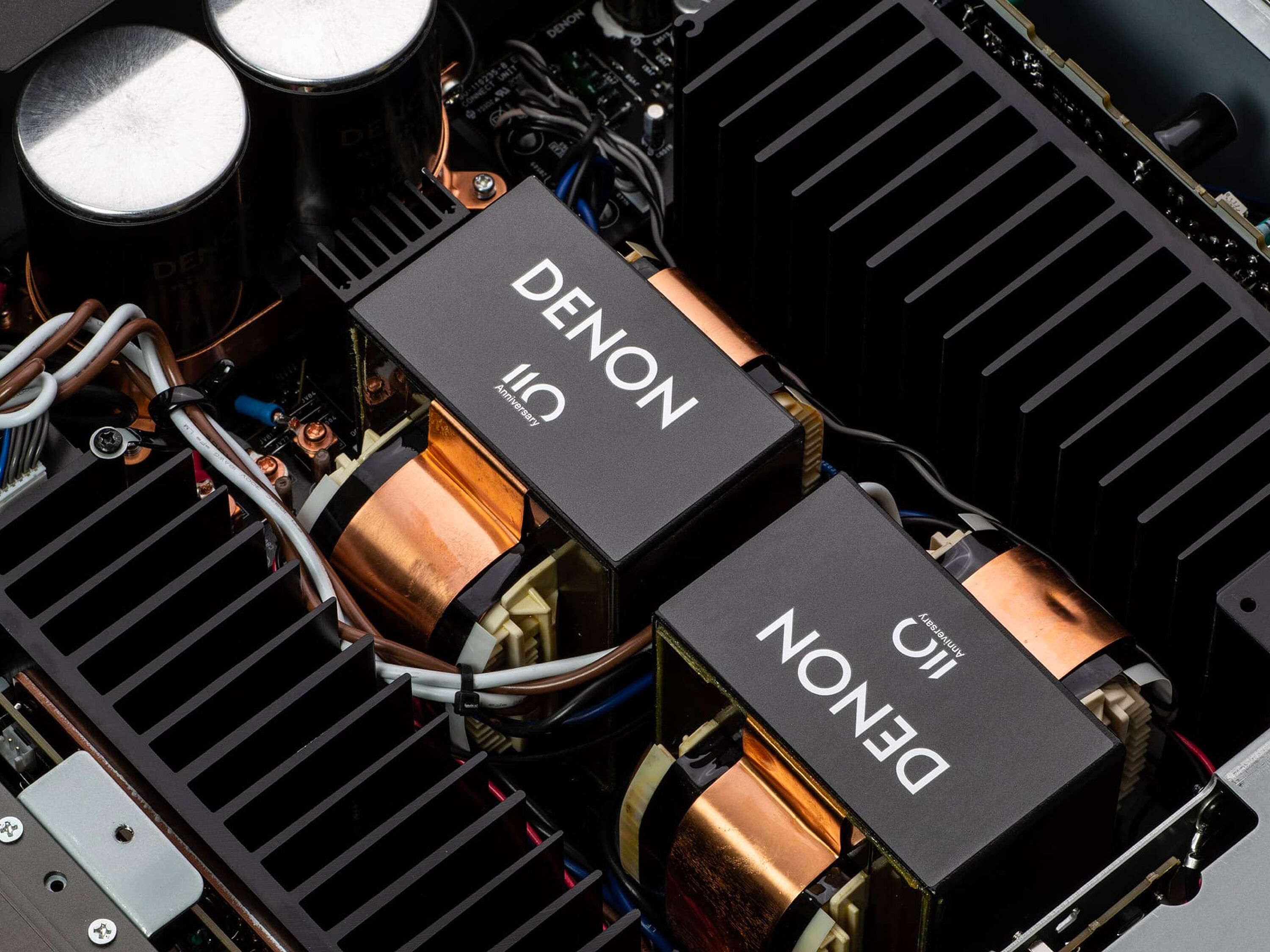 מגבר סטריאו Hi End דנון Denon PMA-A110 בצילום תקריב של חלקו הפנימי עם רכיביו האלקטורונים