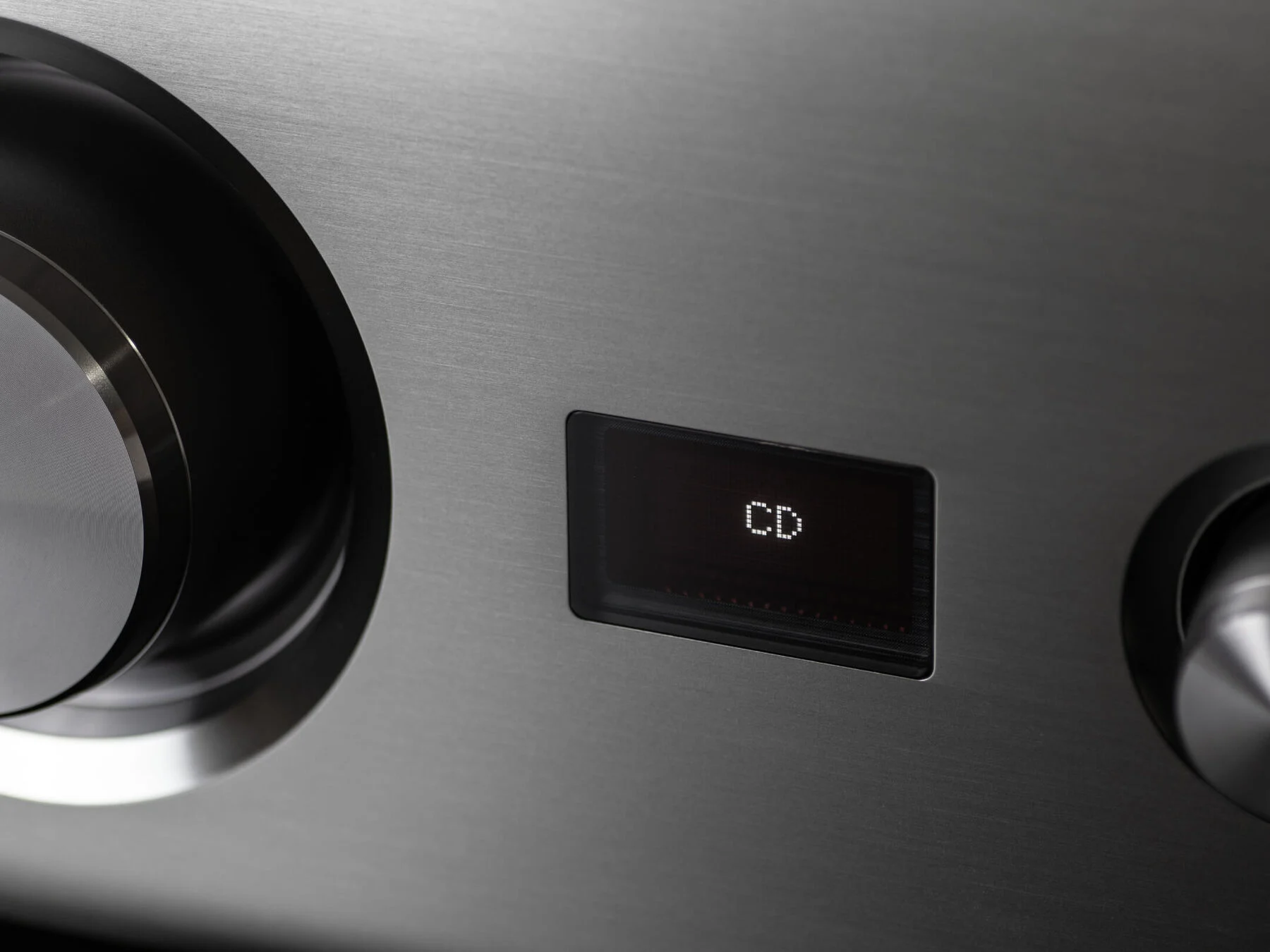 מגבר סטריאו Hi End דנון Denon PMA-A110 בצילום תקריב של צג בחירת מקורות השמע