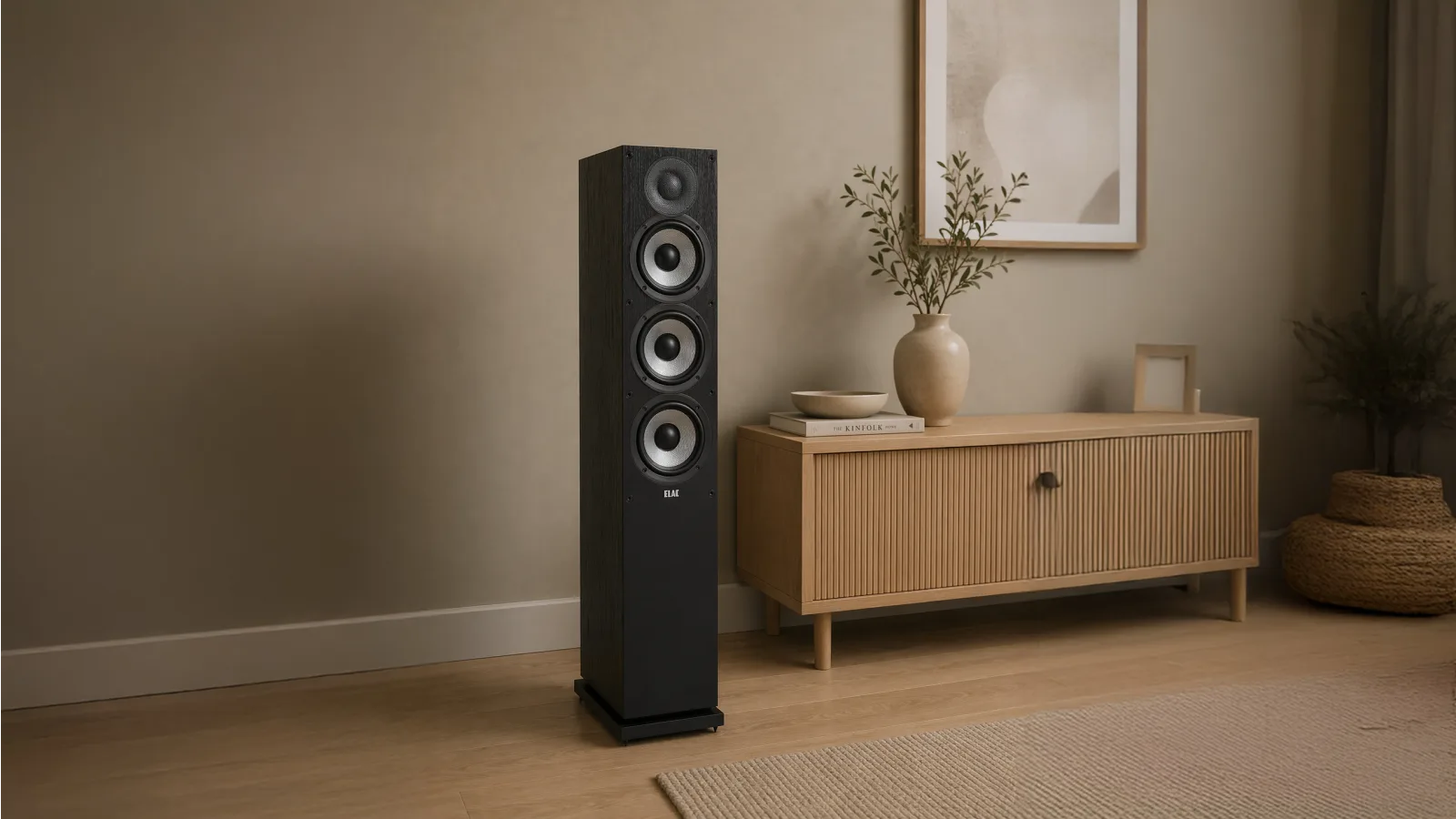 רמקול רצפתי אלק Elac DF52 עומד מוצב על יד שידה בסלון ביתי