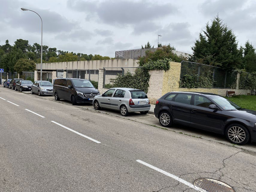 Vista exterior del Polideportivo Municipal Los Caprichos