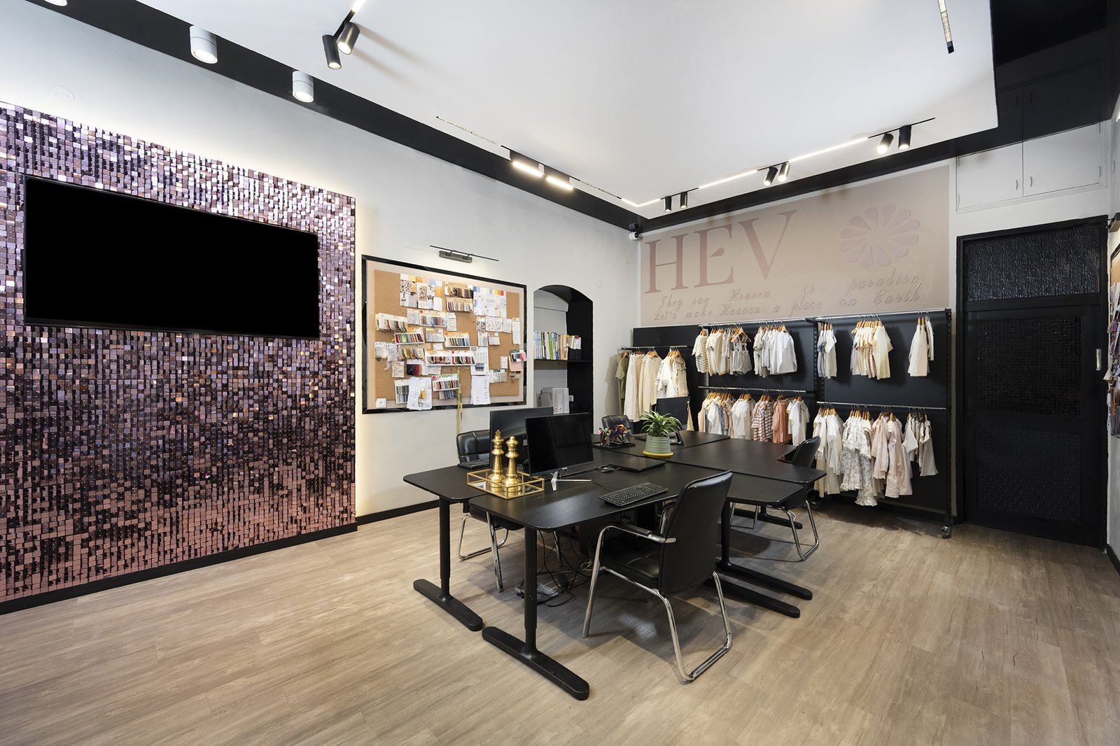From 90-Year-Old Apartment to Kids Club's Design Offices - The main designers' office