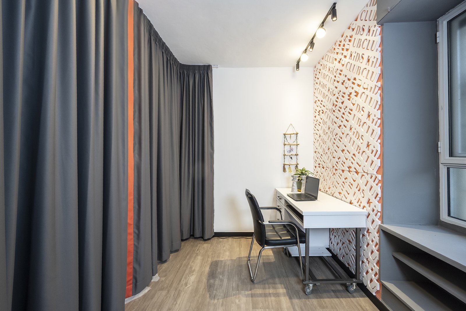 From 90-Year-Old Apartment to Kids Club's Design Offices - The main designers' office