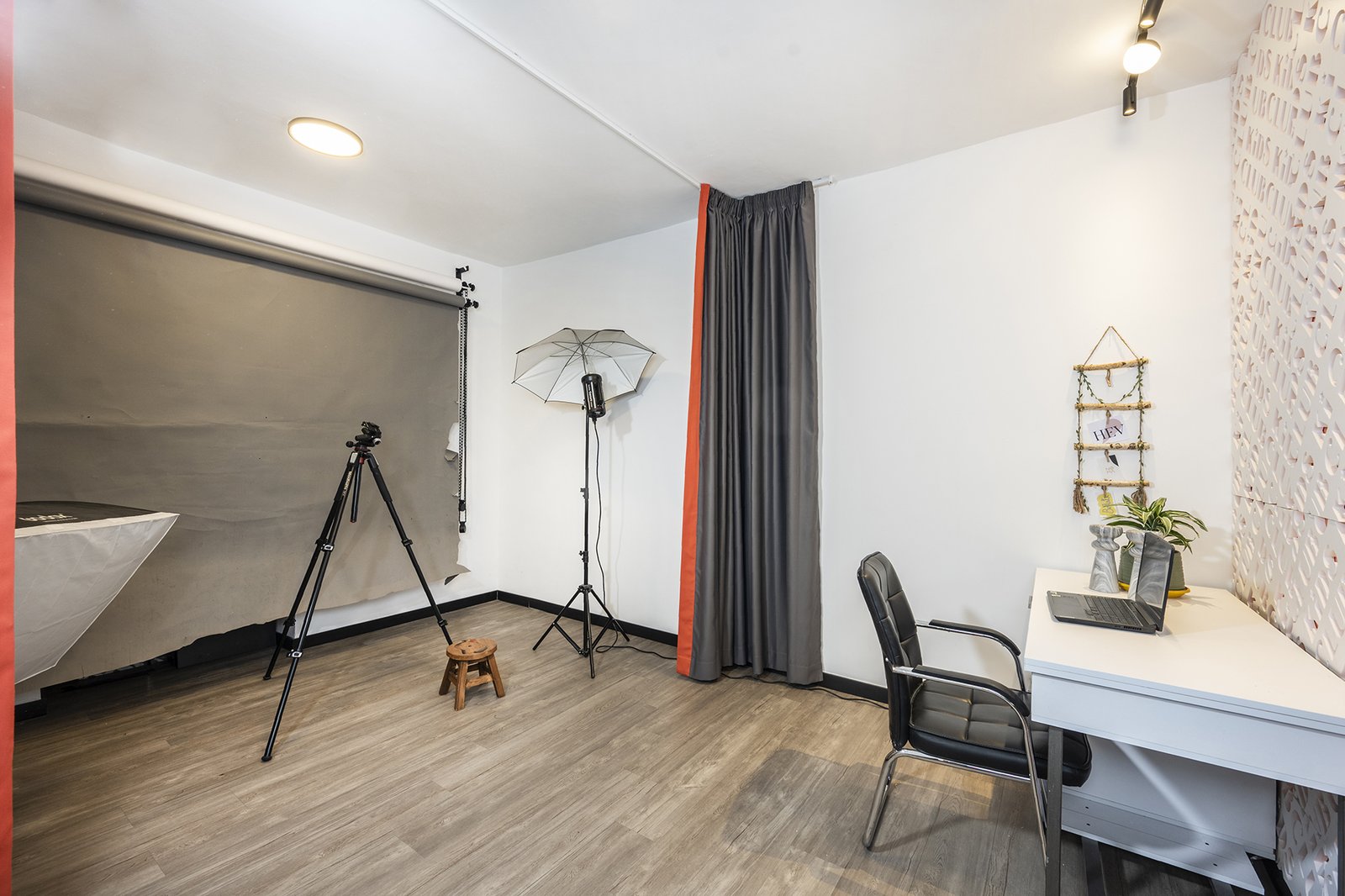 From 90-Year-Old Apartment to Kids Club's Design Offices - The boss's office
