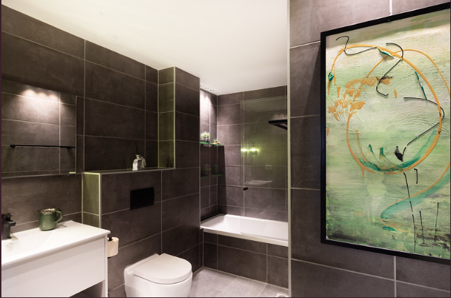 Similar Yet Different: Two Apartments, One Above the Other - The bathroom