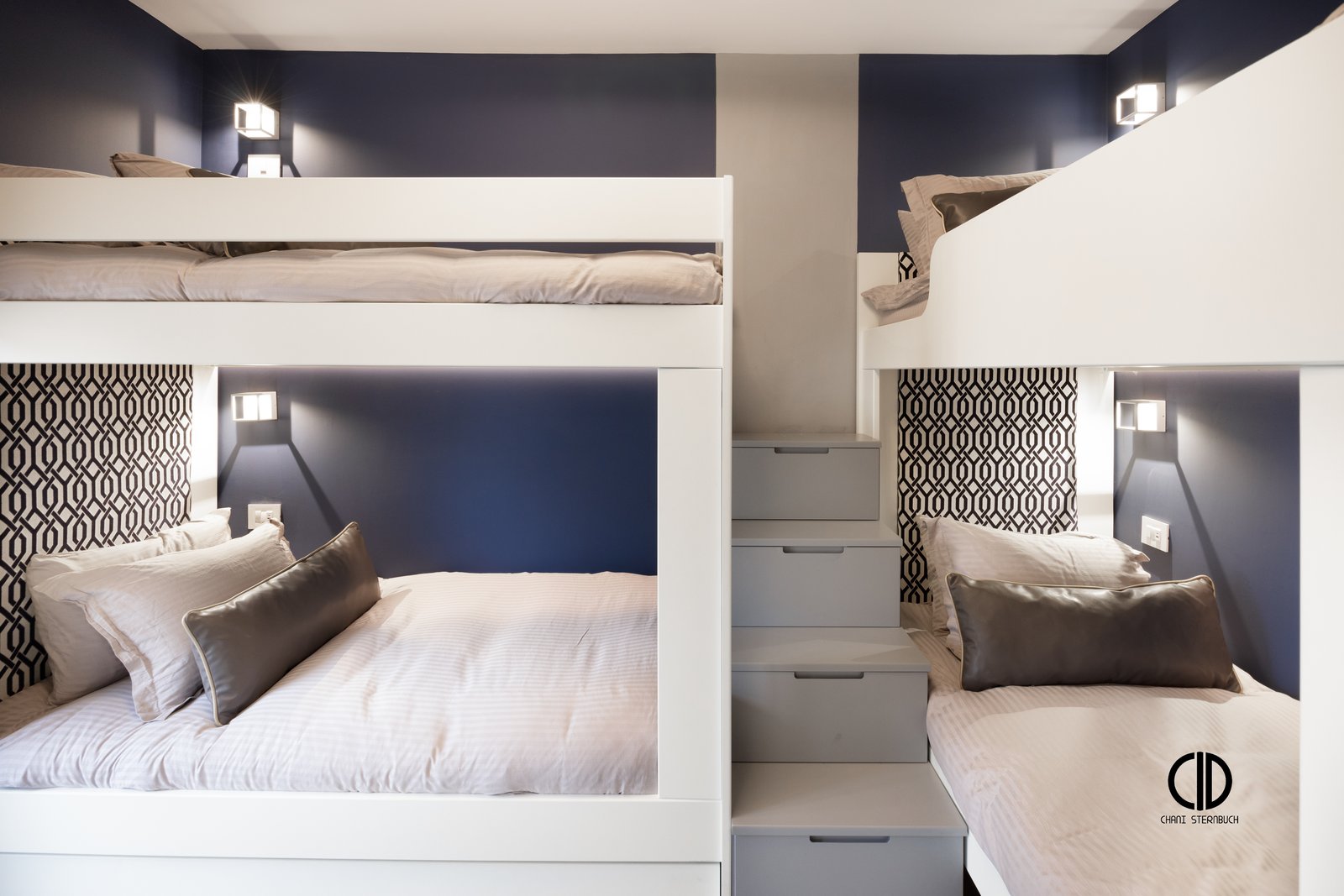 Similar Yet Different: Two Apartments, One Above the Other - The kids' room