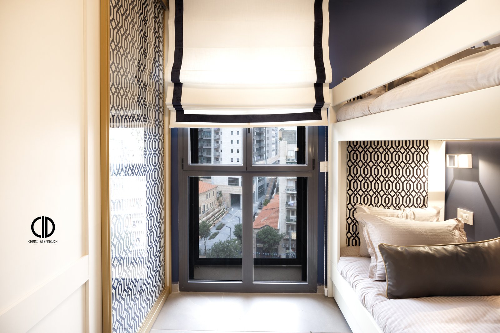 Similar Yet Different: Two Apartments, One Above the Other - The kids' room