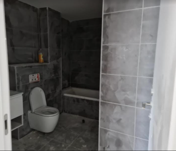 Similar Yet Different: Two Apartments, One Above the Other - The bathroom
