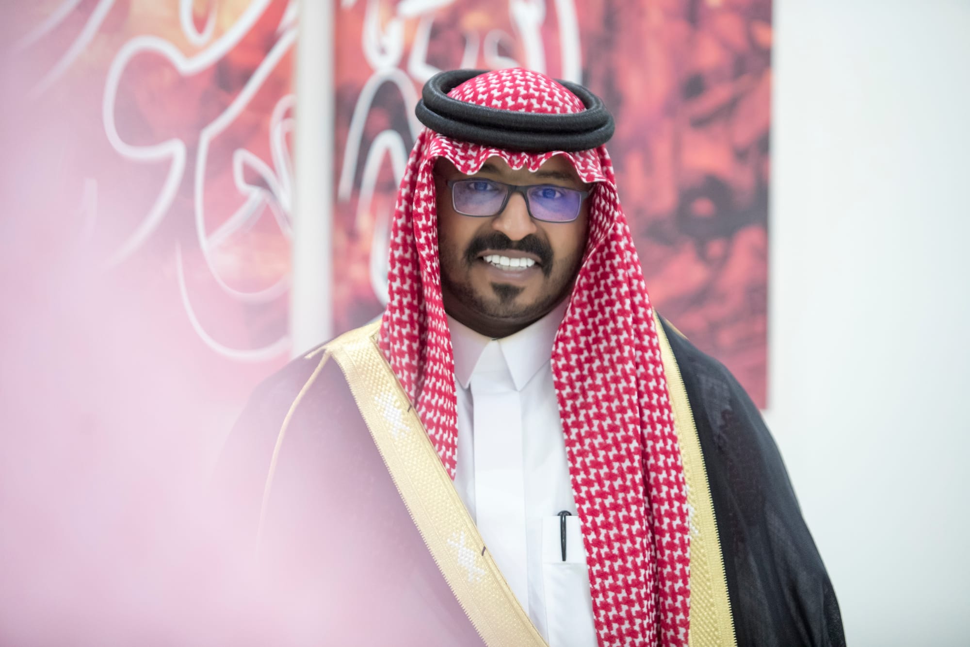 أصدقاء العريس عبدالسلام يحتلفون في زواجه 