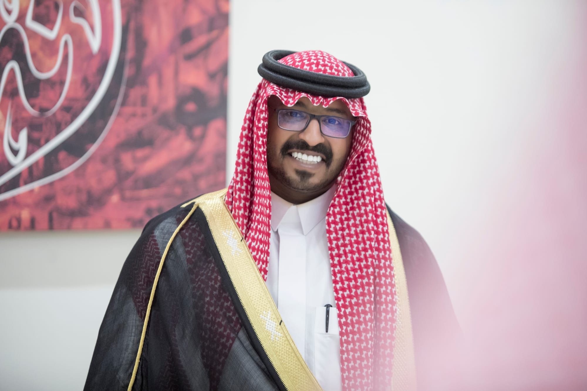 أصدقاء العريس عبدالسلام يحتلفون في زواجه 