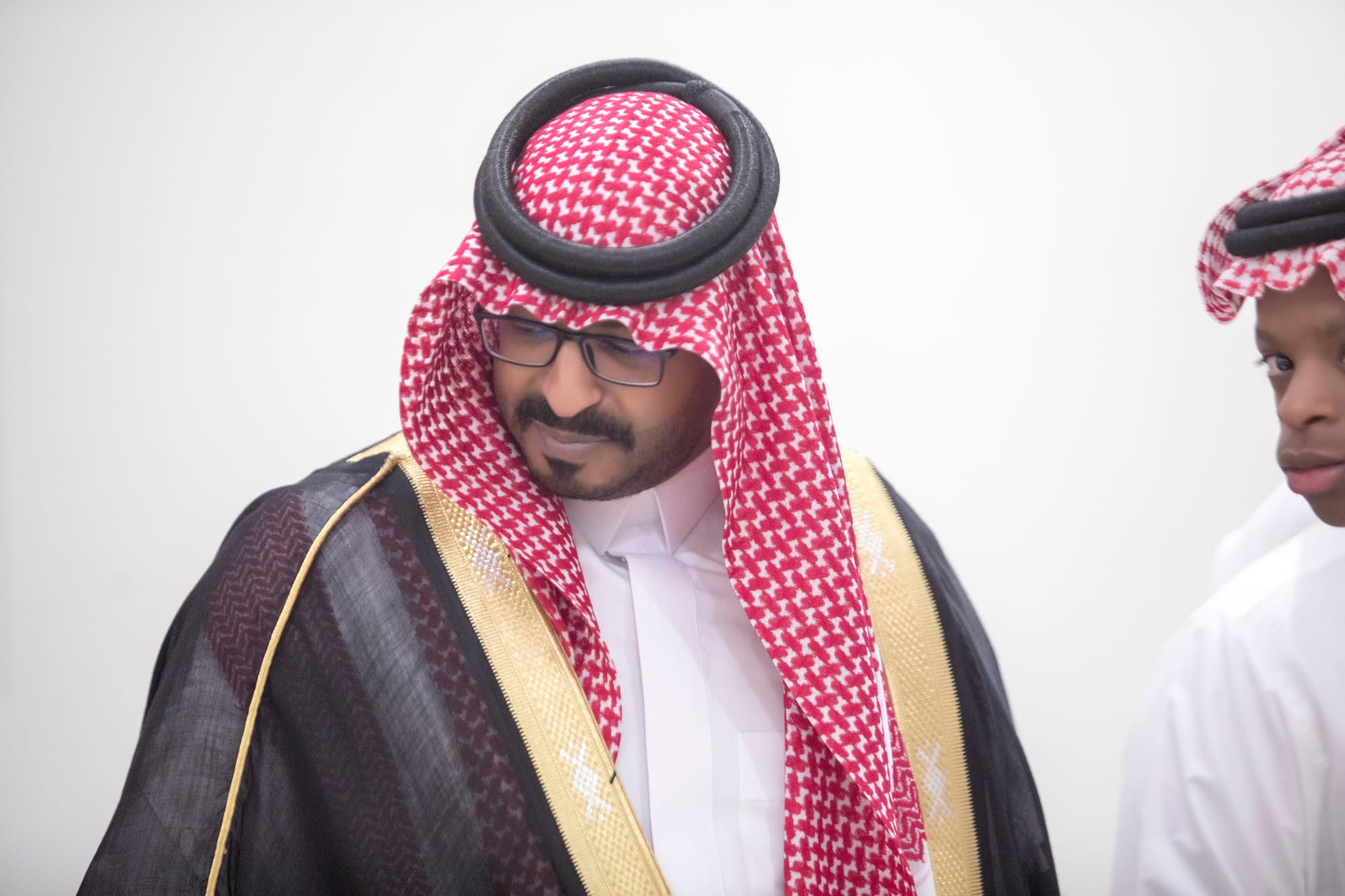 أصدقاء العريس عبدالسلام يحتلفون في زواجه 