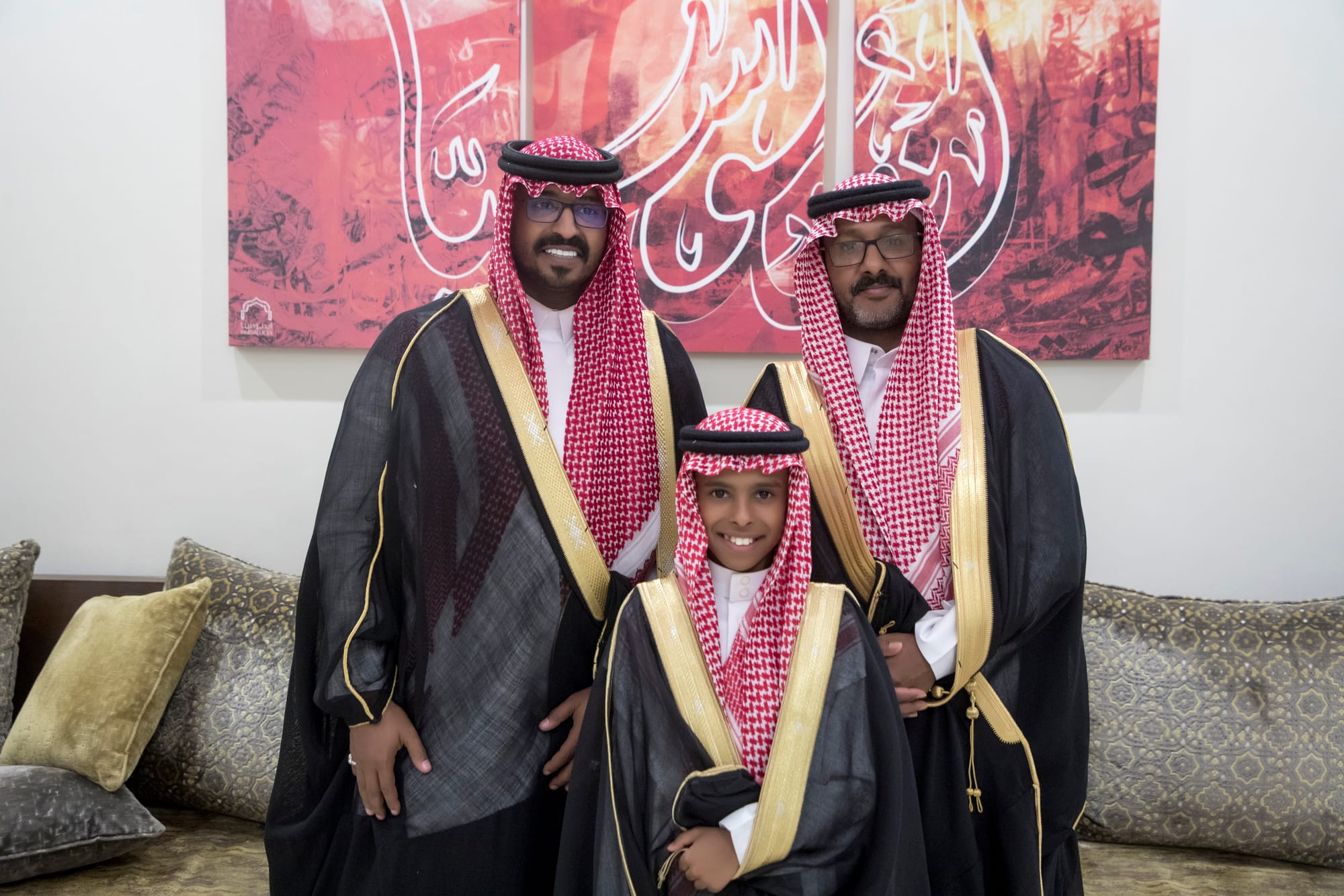 أصدقاء العريس عبدالسلام يحتلفون في زواجه 