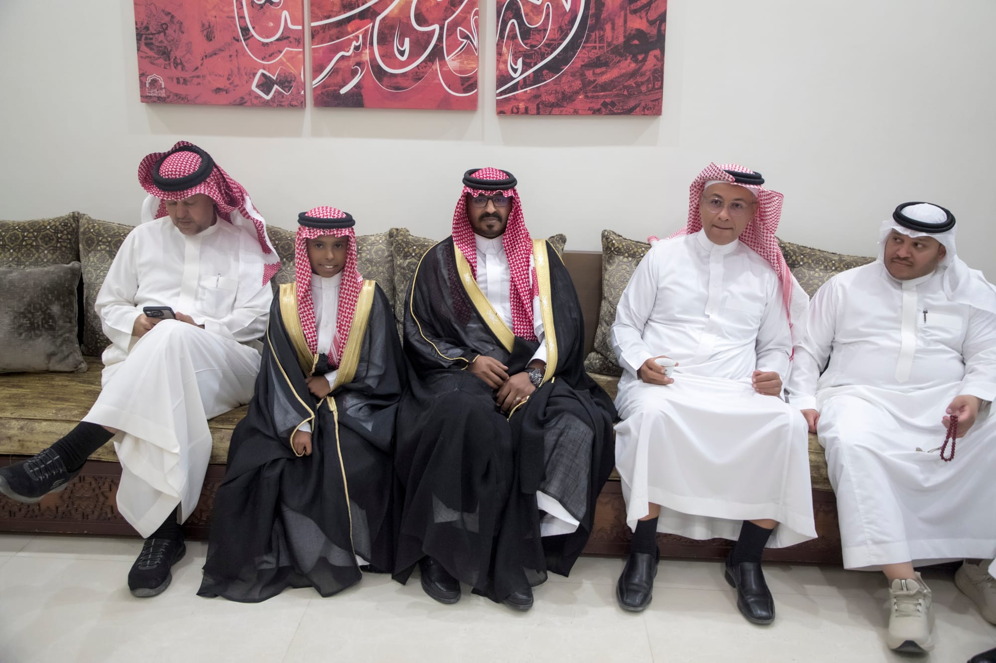 أصدقاء العريس عبدالسلام يحتلفون في زواجه 