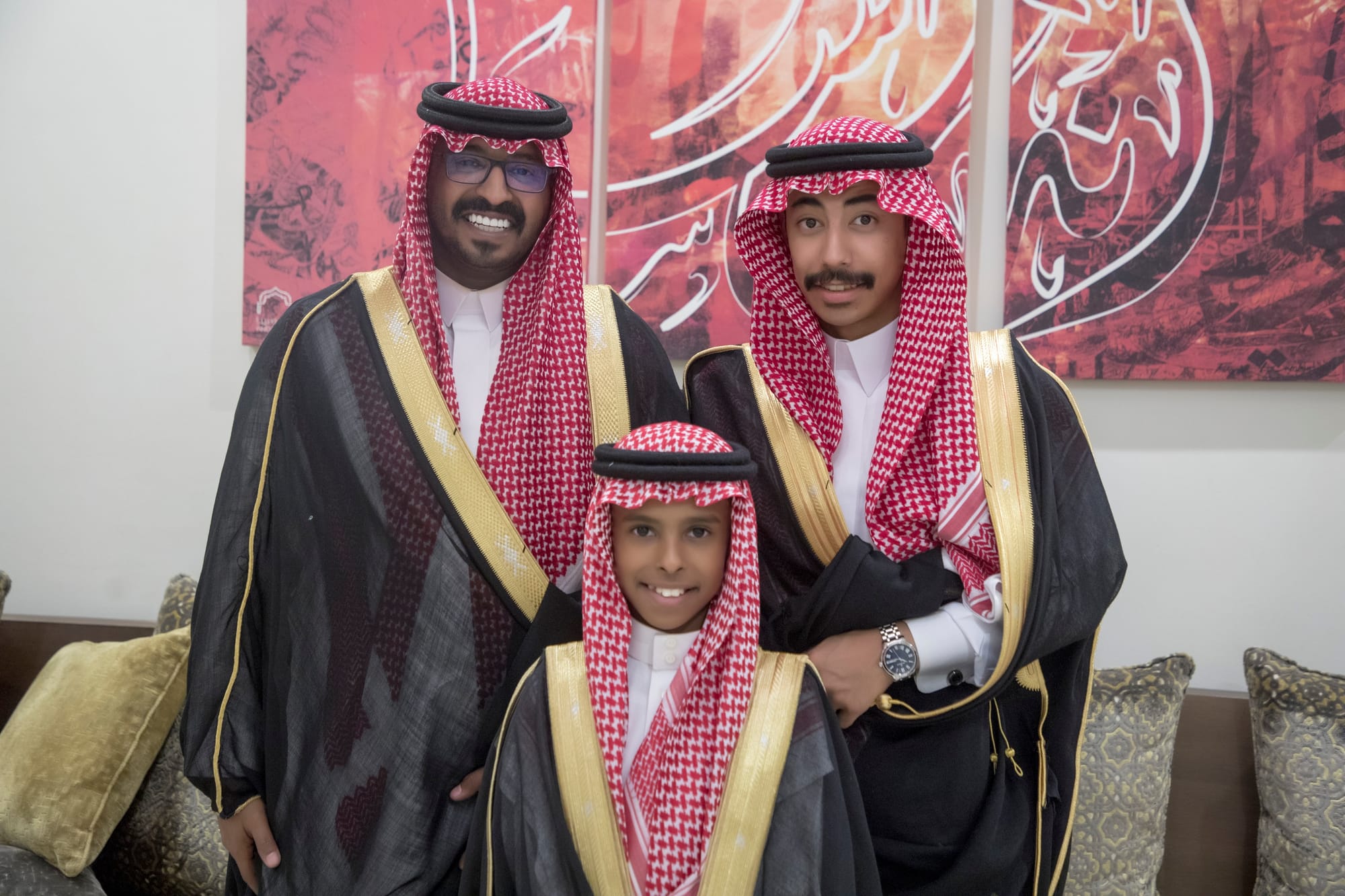 أصدقاء العريس عبدالسلام يحتلفون في زواجه 