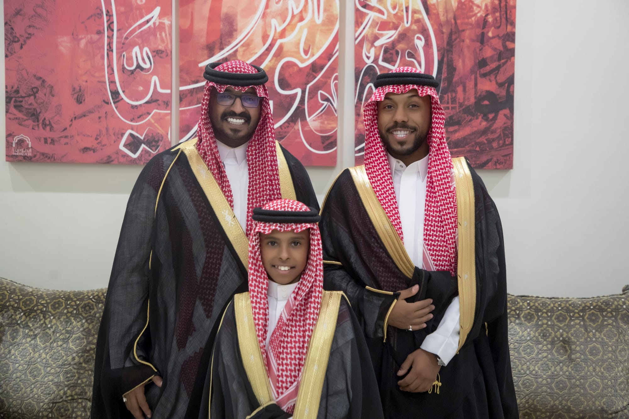 أصدقاء العريس عبدالسلام يحتلفون في زواجه 