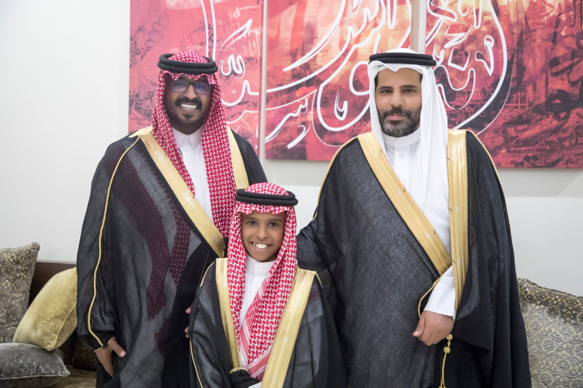 أصدقاء العريس عبدالسلام يحتلفون في زواجه 