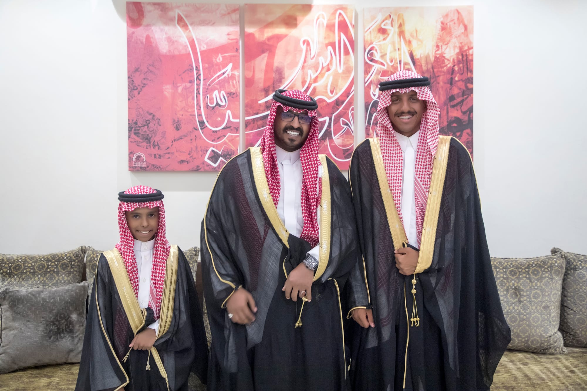 أصدقاء العريس عبدالسلام يحتلفون في زواجه 