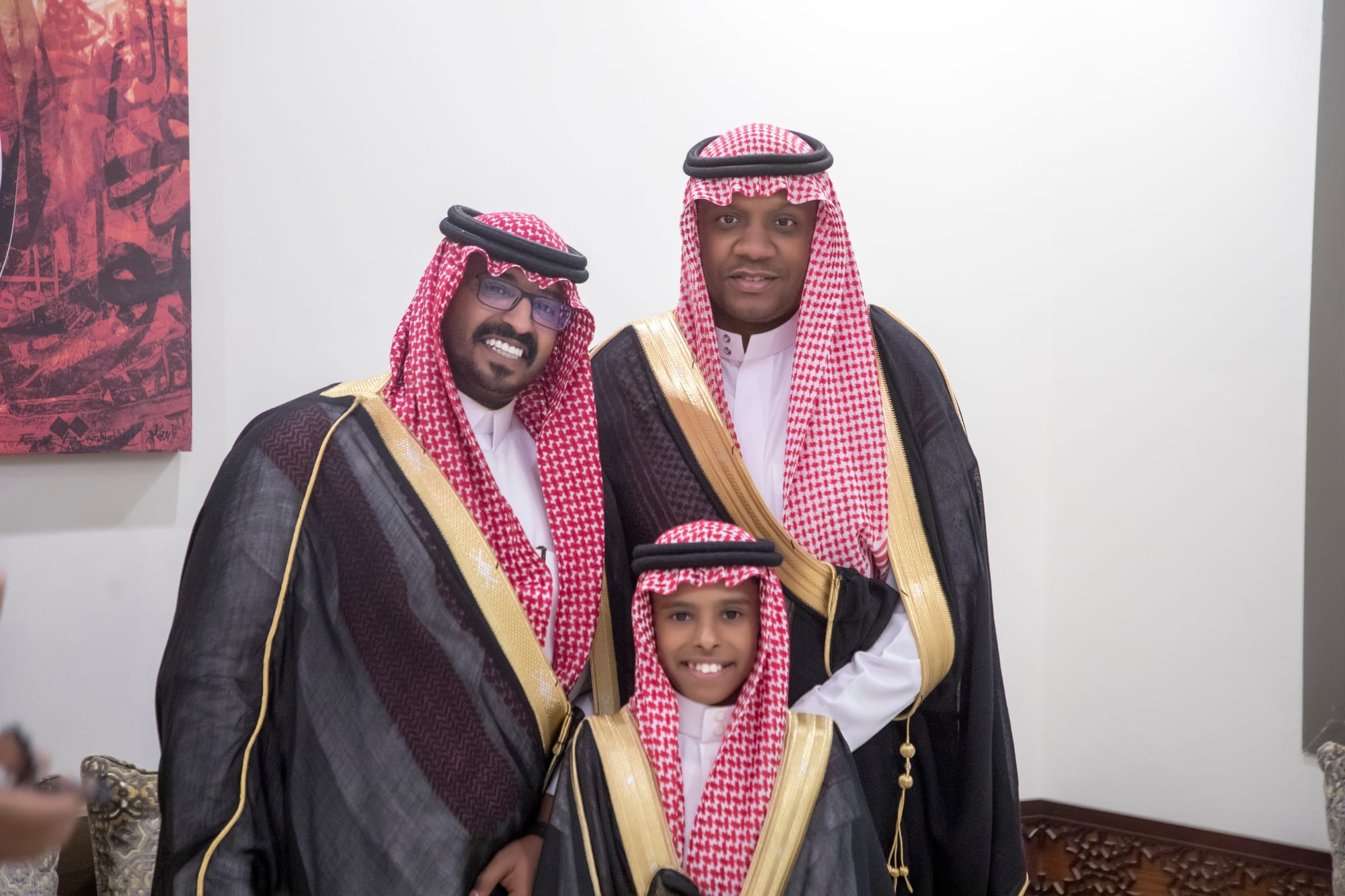 أصدقاء العريس عبدالسلام يحتلفون في زواجه 