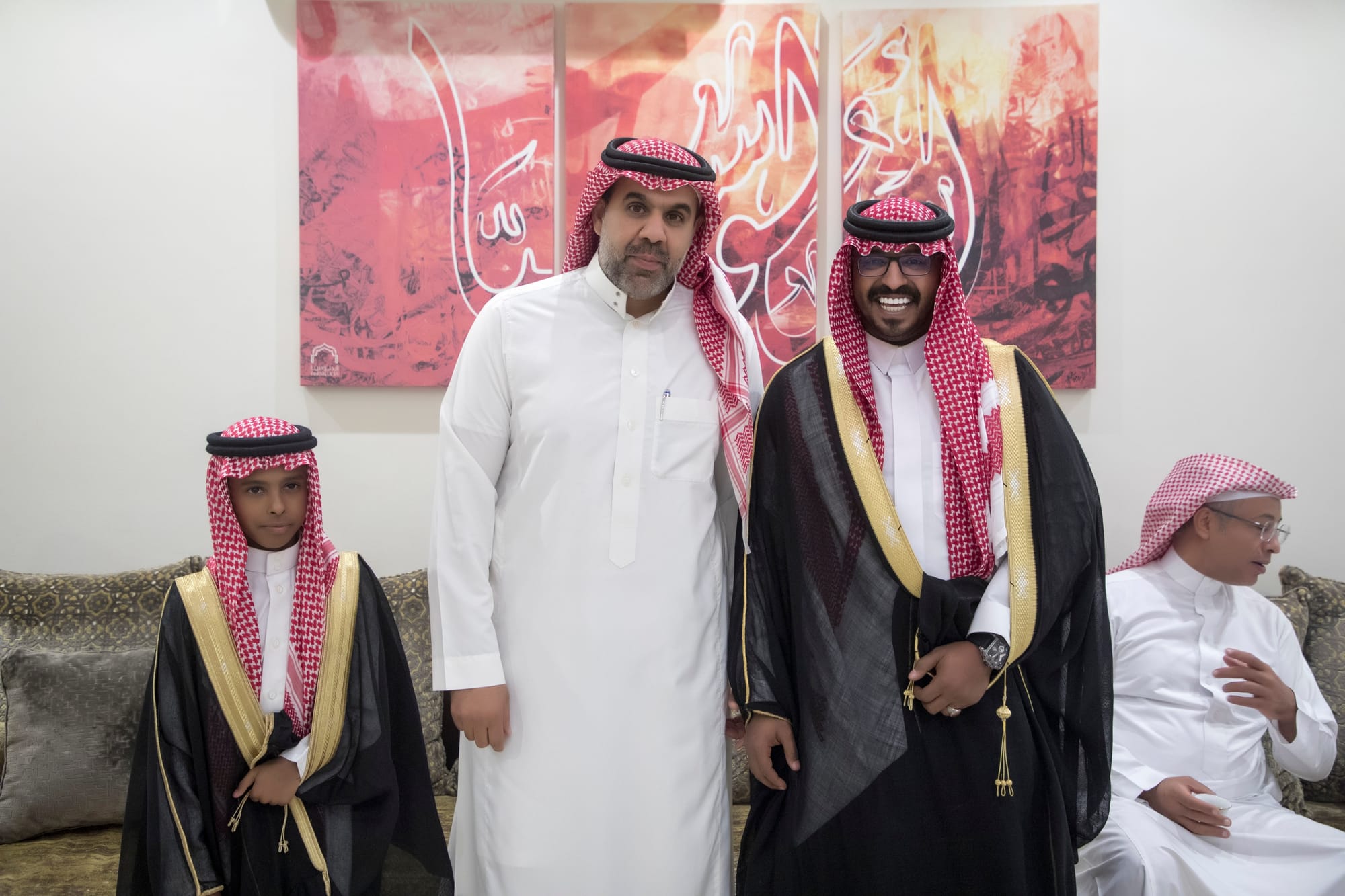 أصدقاء العريس عبدالسلام يحتلفون في زواجه 