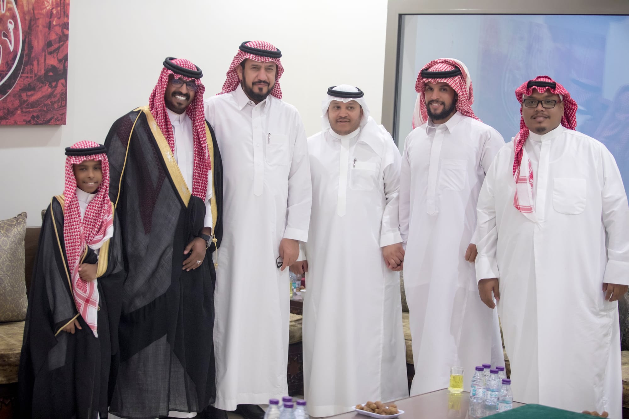 أصدقاء العريس عبدالسلام يحتلفون في زواجه 