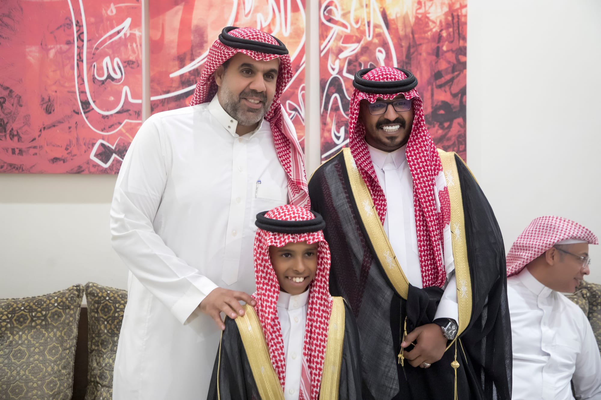 أصدقاء العريس عبدالسلام يحتلفون في زواجه 