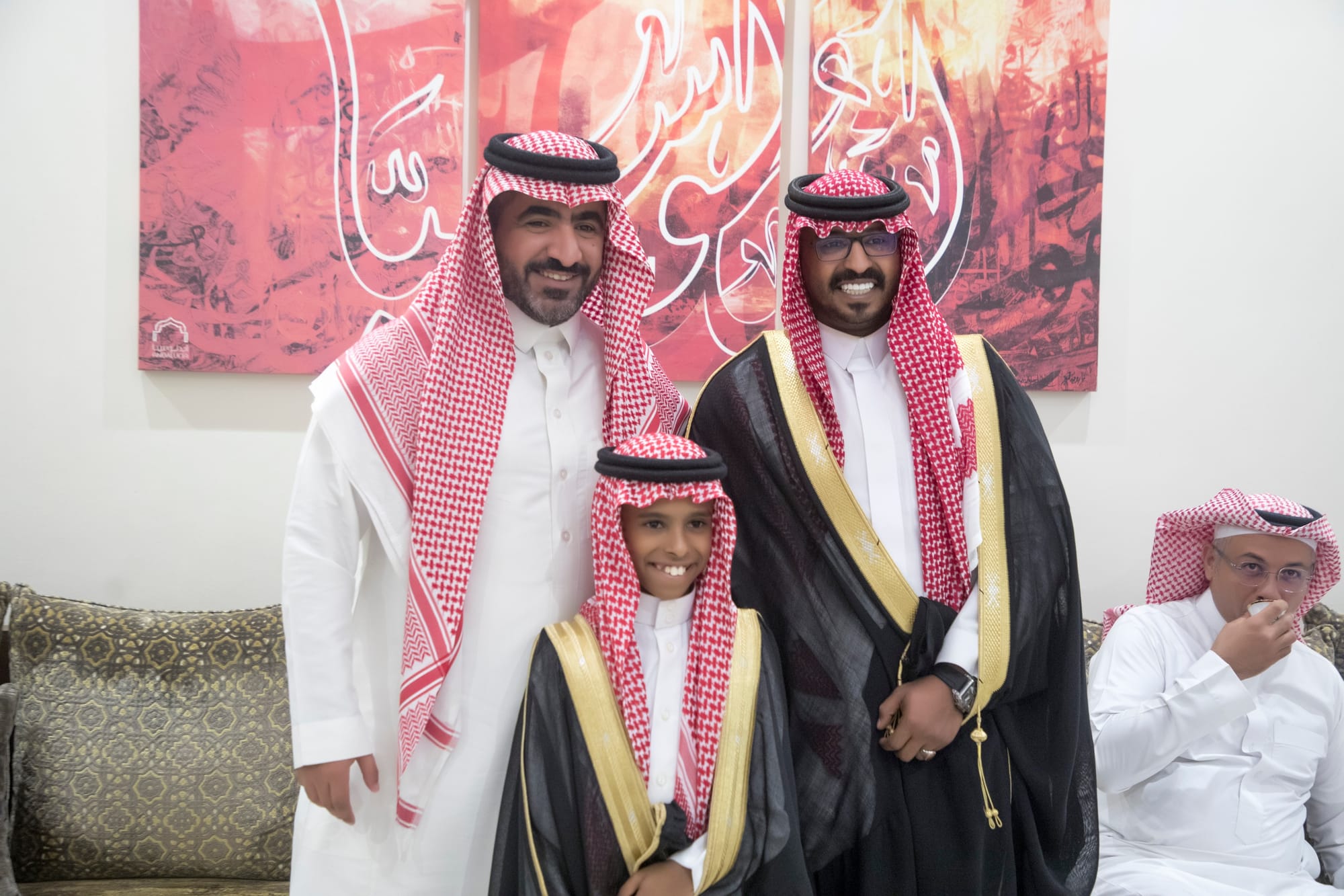 أصدقاء العريس عبدالسلام يحتلفون في زواجه 