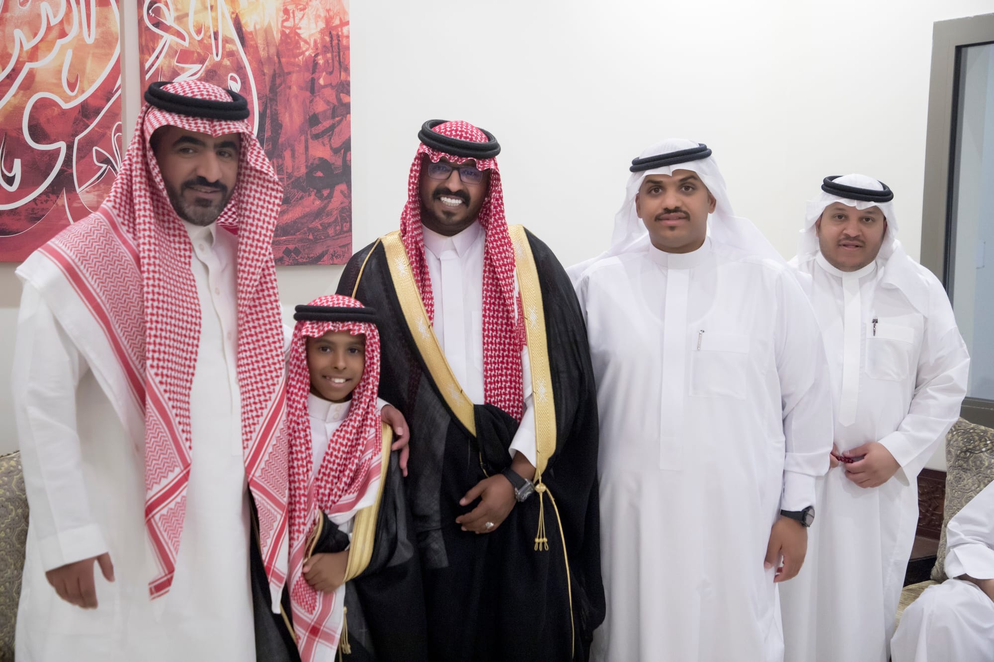 أصدقاء العريس عبدالسلام يحتلفون في زواجه 