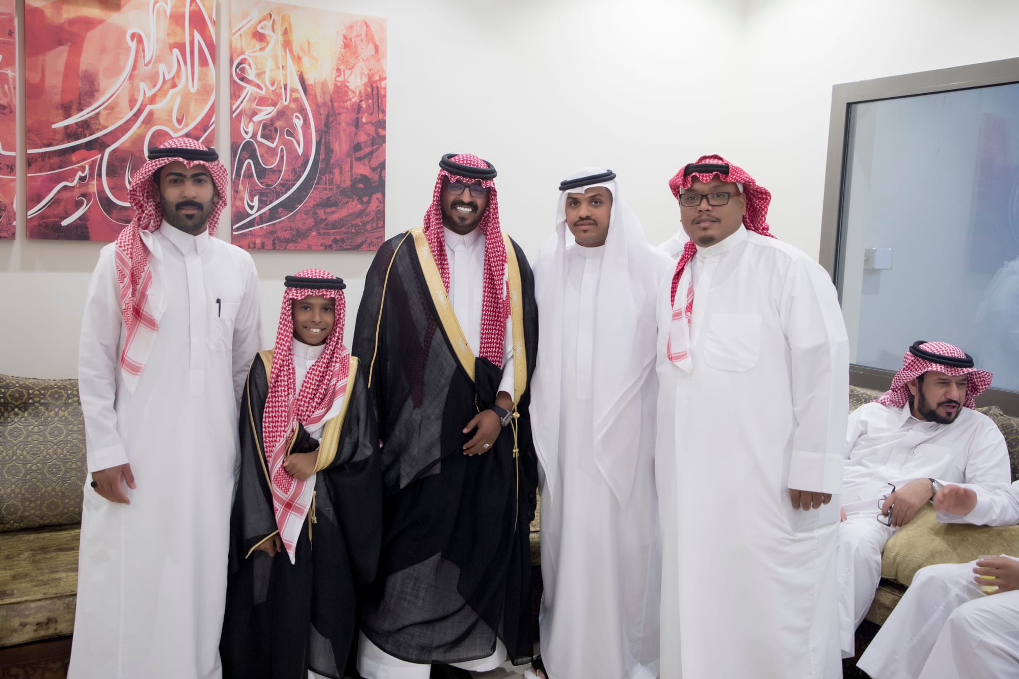 أصدقاء العريس عبدالسلام يحتلفون في زواجه 