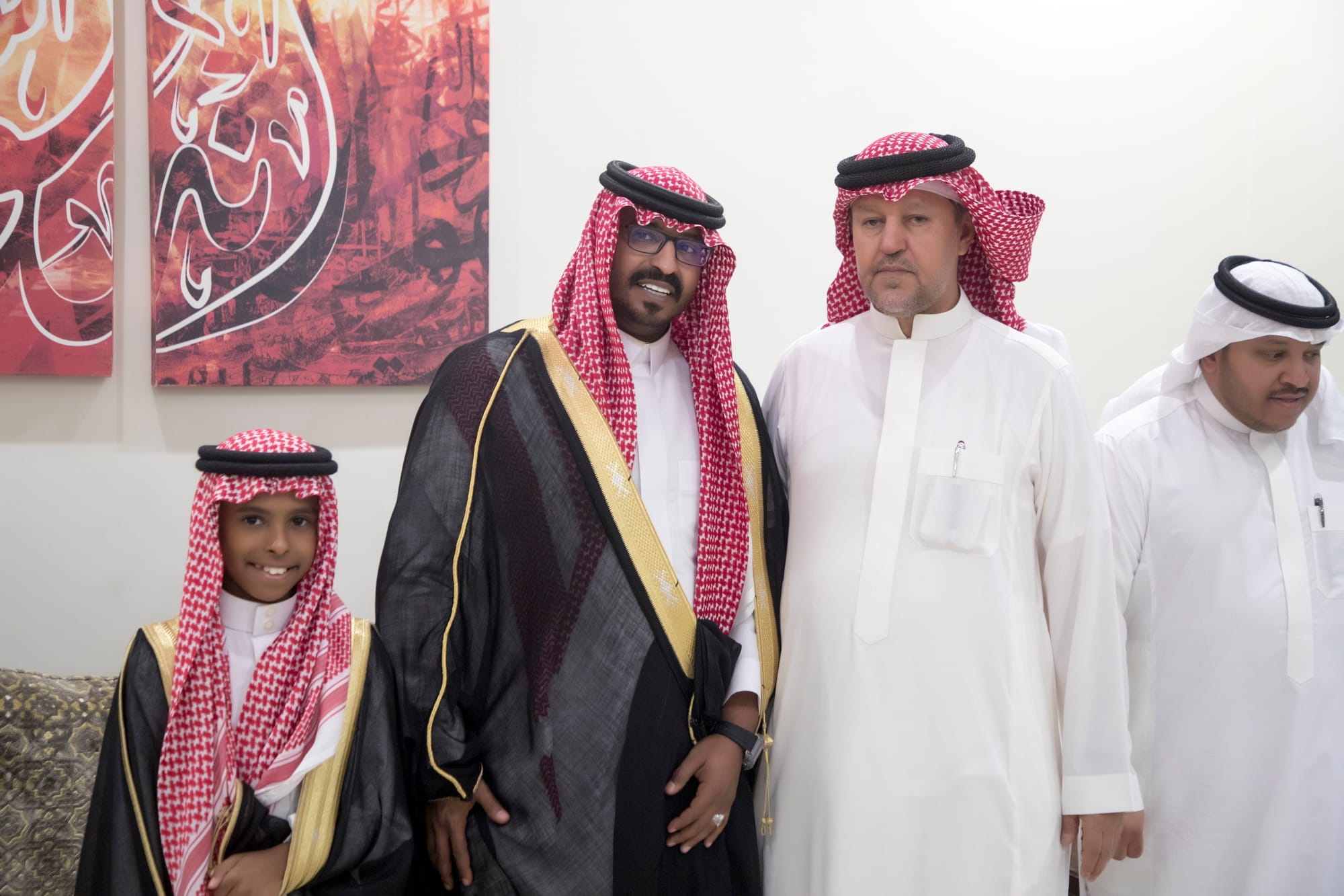 أصدقاء العريس عبدالسلام يحتلفون في زواجه 