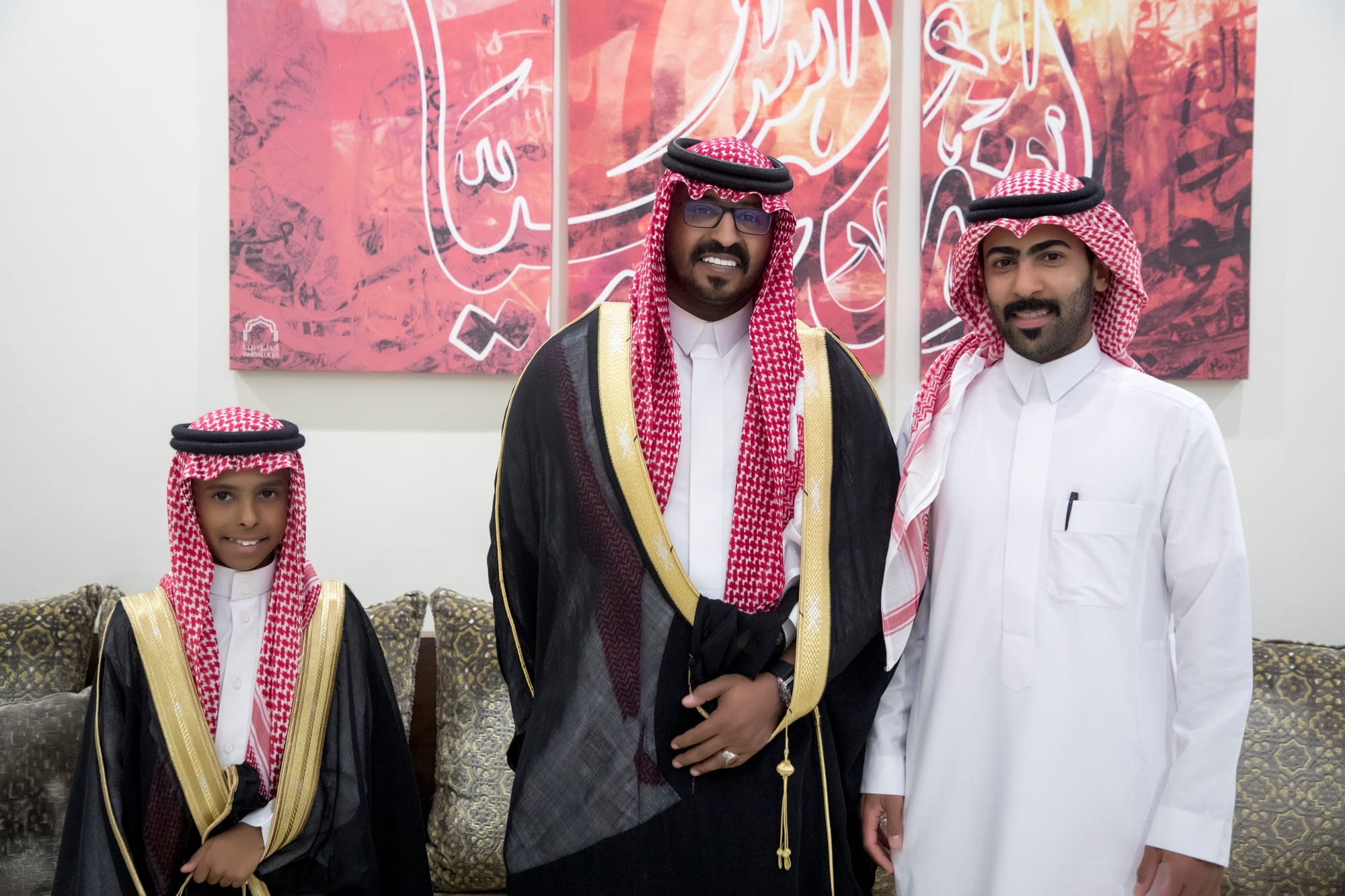 أصدقاء العريس عبدالسلام يحتلفون في زواجه 