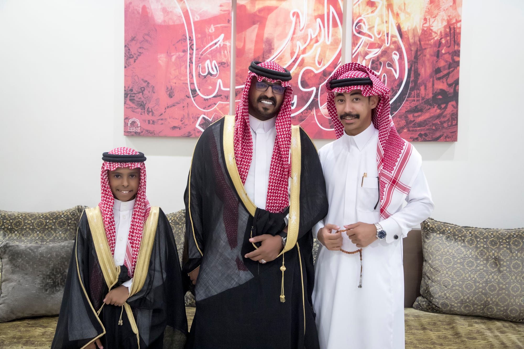 أصدقاء العريس عبدالسلام يحتلفون في زواجه 